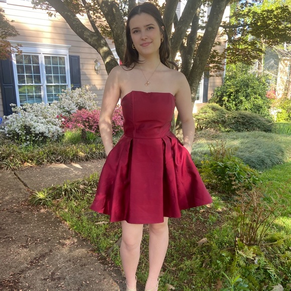 Windsor Dresses & Skirts - Burgundy dress with pockets & removable spaghetti straps
